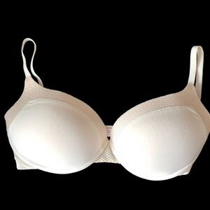 Victoria’s SECRET t-shirt Bra lightly lined scoop demi 32DD. Cream colour